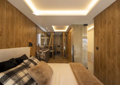 13.Dormitorio + Baño Cama Cojines Manta Ducha Digital Snow Home Apartment Sierra Nevada